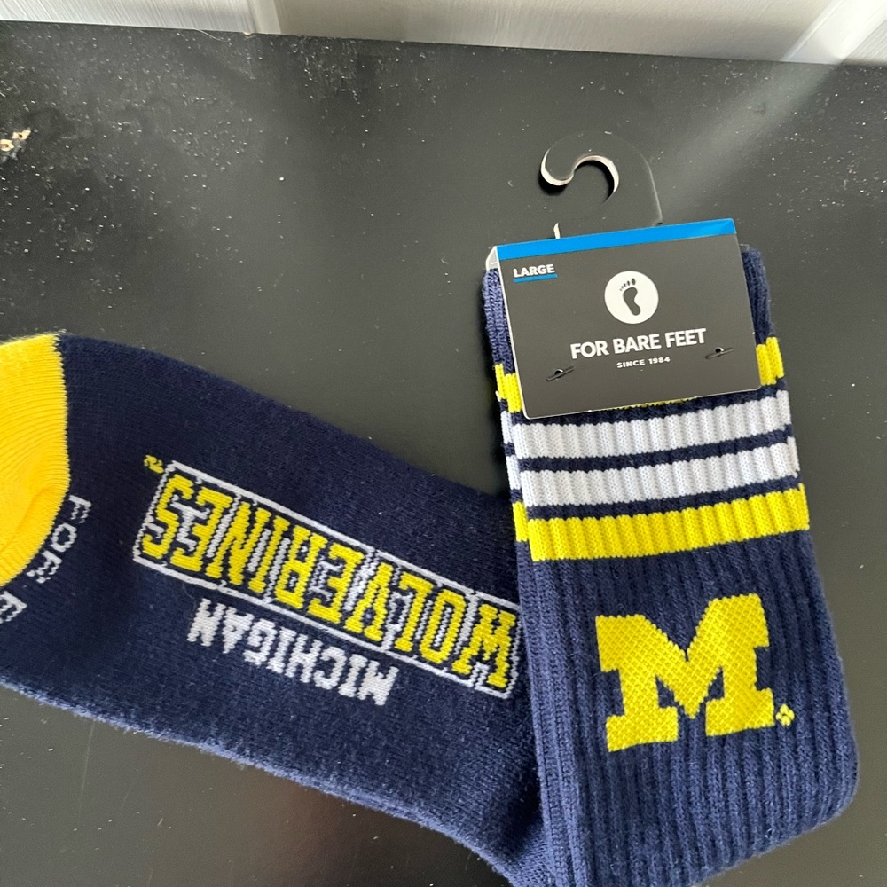 For Bare Feet Michigan Wolverines Socks Sz Lg NWT